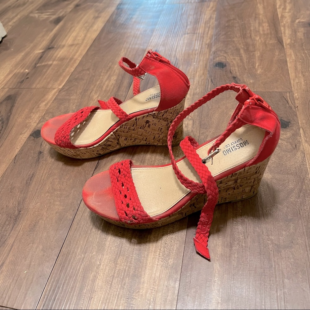 Red Lattice-style Wedges